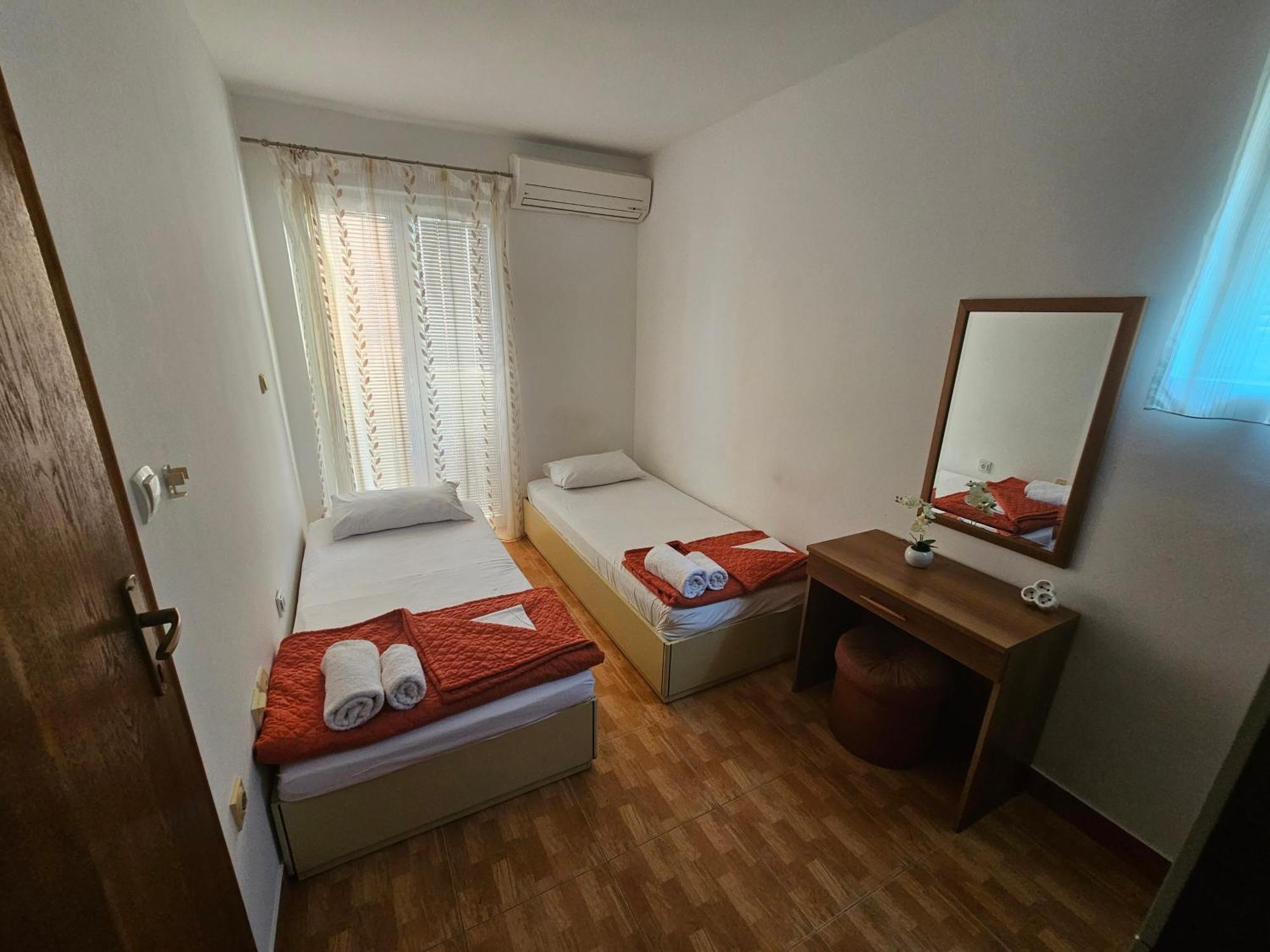 Apartments Drobni Pijesak Petrovac Phòng bức ảnh